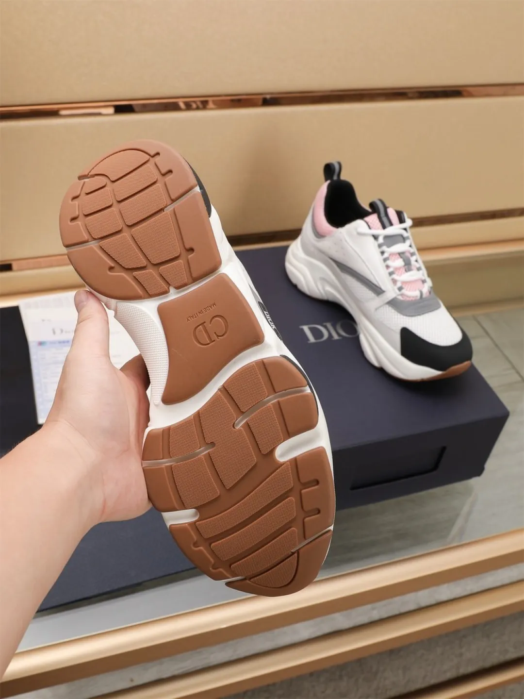 Men's shoes 💰P460💰【Dior】Dior✨ is online at the same time👏 This casual sneaker is a new product in the series and continues Di*r's classic style. The upper is made of original mesh and cow leather, with a two-color textured outsole, and the brand's iconic details on the rear collar and heel to enhance the style. Fashionable and versatile. Wear it with jeans or slacks for a casual look. Size: 38-44 (45 customized)